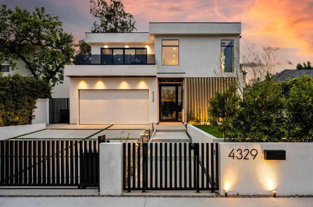 A Steel Fence vs. a Wood Fence: Which is More Affordable?