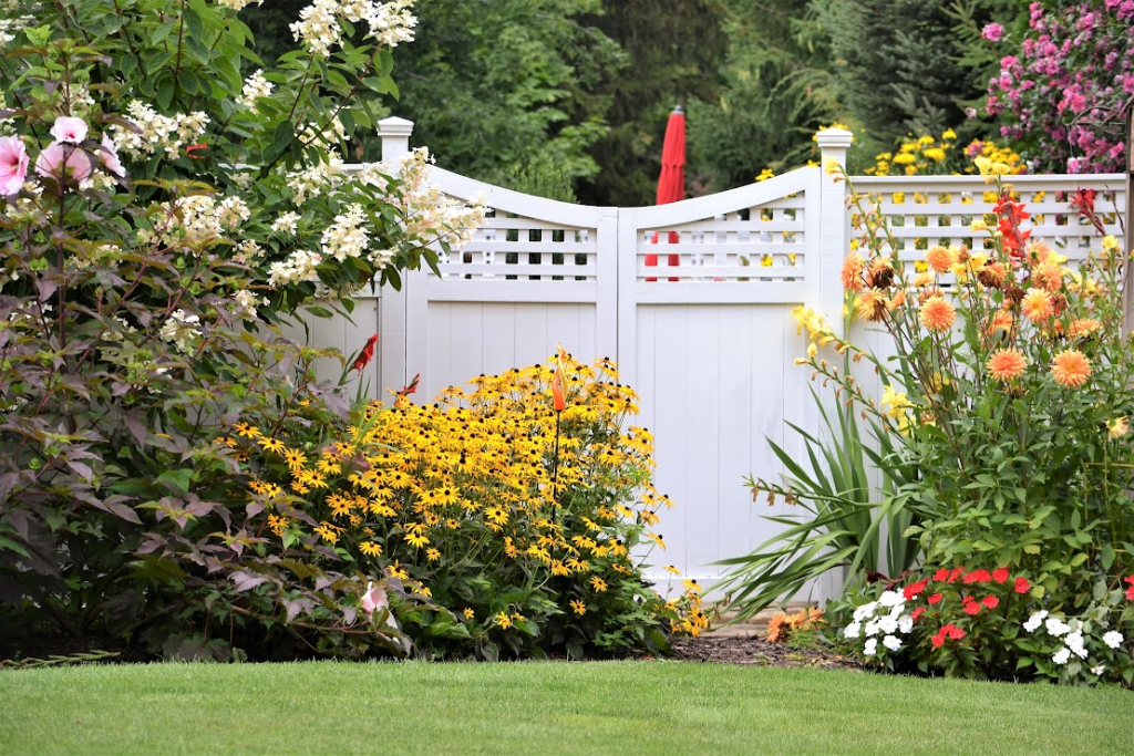 The Pros and Cons of Installing Vinyl Fence Panels