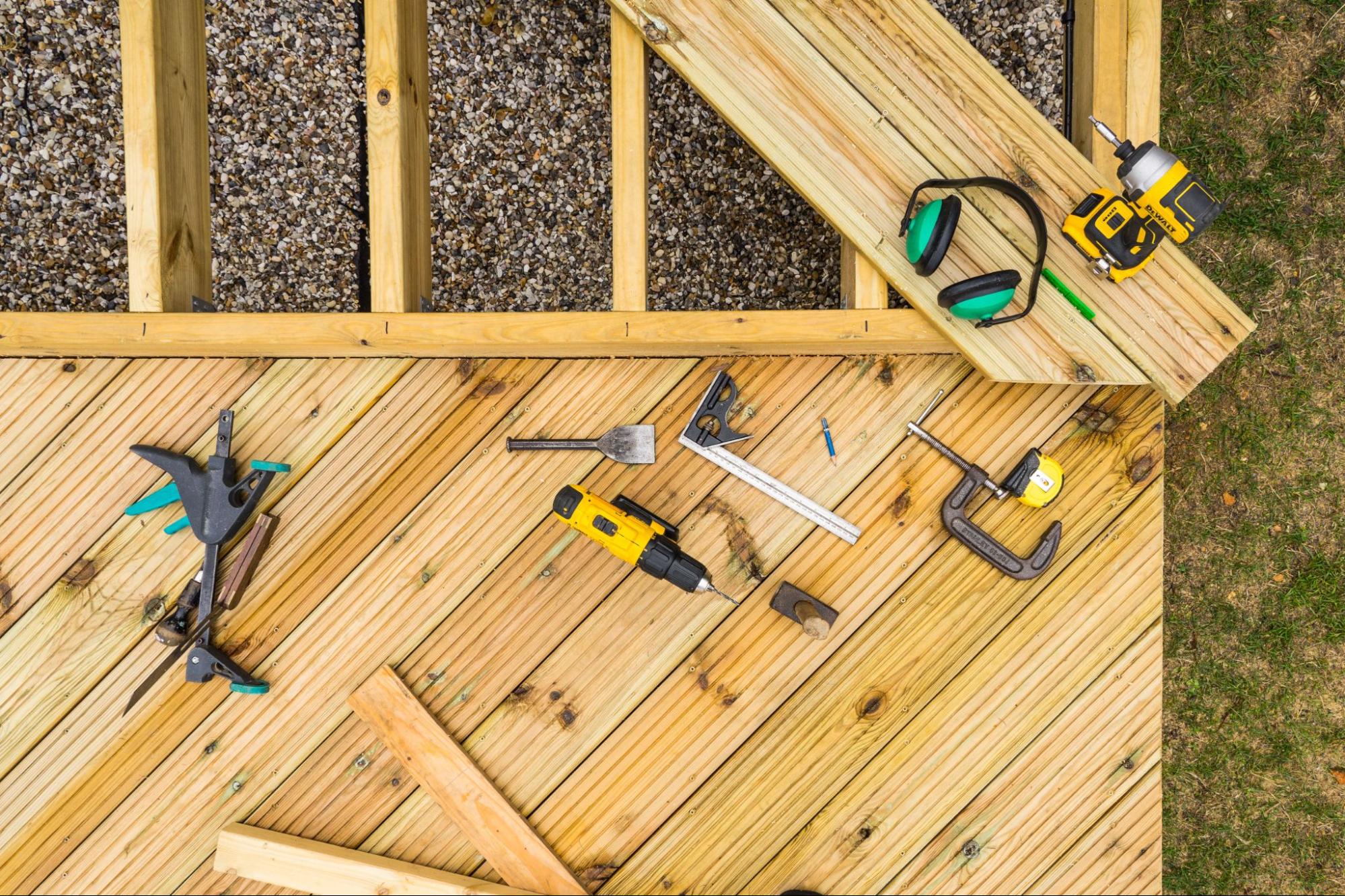 A Guide to Low-Maintenance Deck Materials - Saddleback