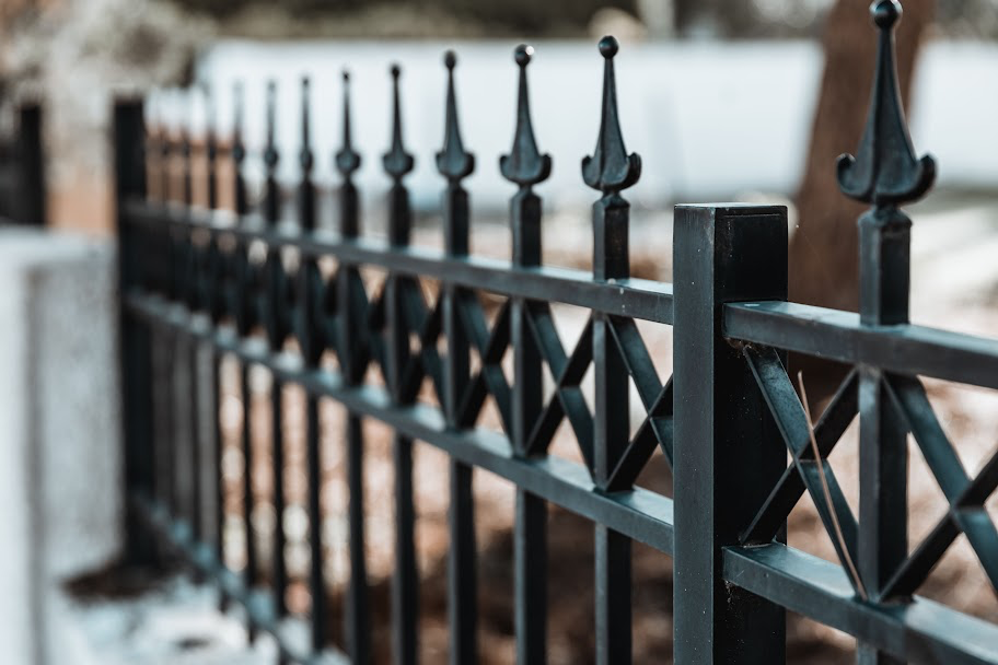 A side view of an aluminum fence.